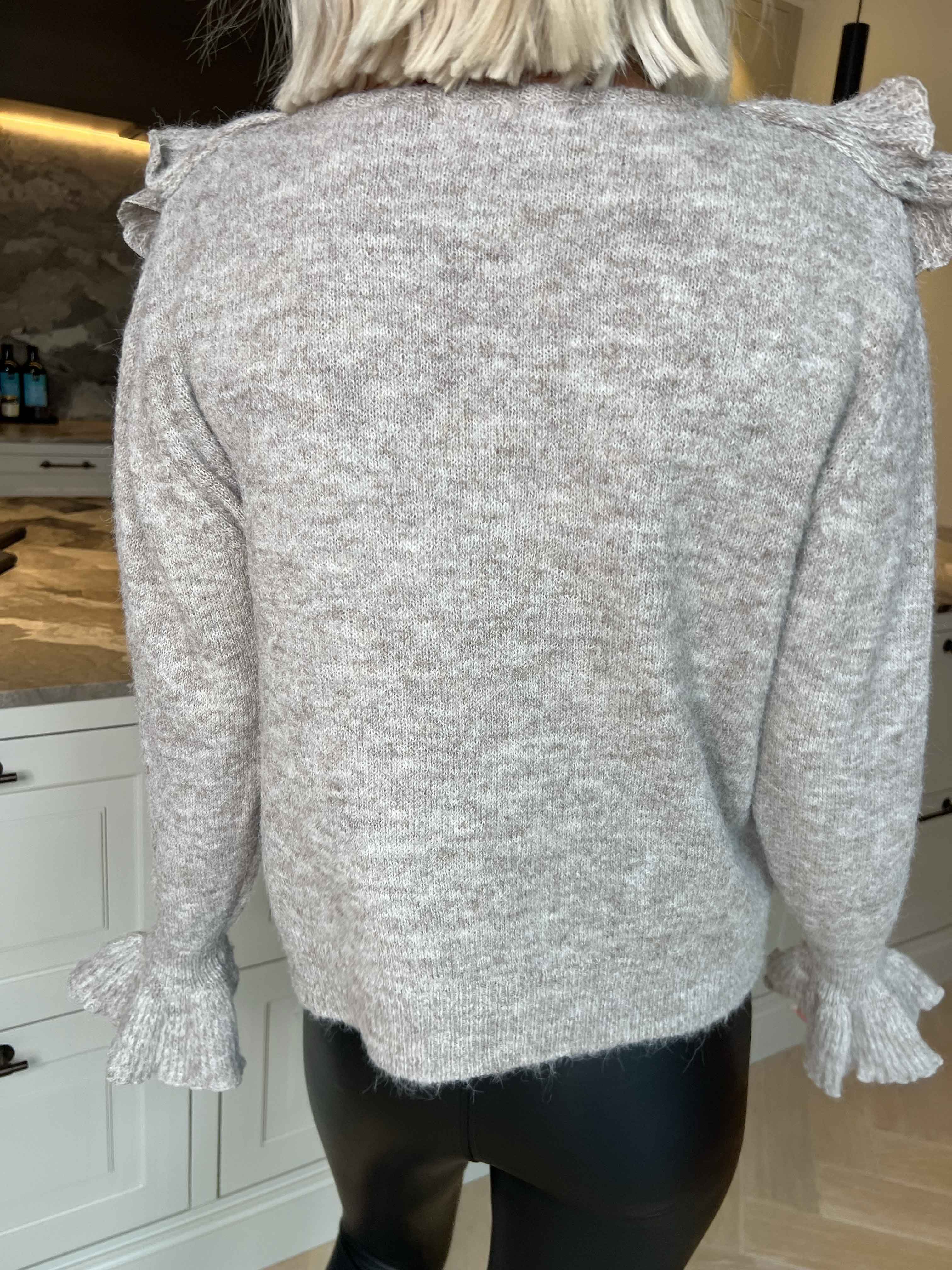 Serina - Feminin strikbluse med fine flæsedetaljer